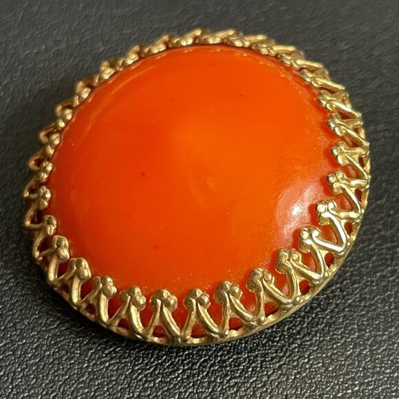 Vintage Bakelite Orange PAT PEND Ornately‎ Pronged Clip On Earrings - Picture 8 of 8
